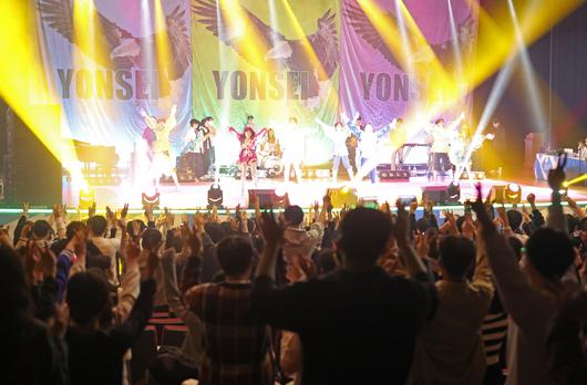 지난 13일 오후 서울 신촌 연세대학교에서 열린 신입생 오리엔테이션에서 학생들이 학교 응원 구호를 배우고 있다. 연합뉴스