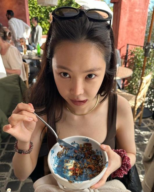 손나은이 해외에서 슬림한 몸매와 애플힙을 자랑해 화제다.