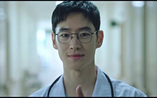 온라인 동영상 서비스(OTT) 웨이브가 17일 오리지널 콘텐츠 ‘모범택시’ 시즌2 공개에 맞춰 연간 프리미엄 이용권 할인 판매에 나섰다. 사진은 ‘모범택시’의 주연 배우 이제훈. [유튜브 ‘wavve 웨이브’ 캡처]