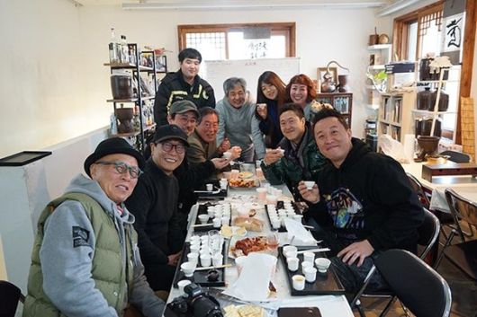 삼해소주 공방을 찾은 연예인들. 배우 정준하는 삼해소주를 '인생술'이라 평하기도 했다. 대동여주도 제공