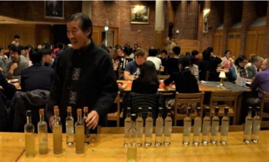 2017년 3월 영국 케임브리지대학에 열린 시음회에서 삼해소주와 삼해귀주를 선보이는 김택상 명인. 삼해소주 제공