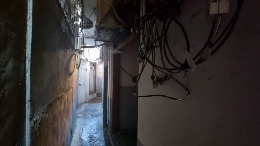 창신동 재래시장 뒤편 주택가 방향의 한 골목길. 정면에 다세대주택 주민들이 사용하는 공중화장실 문이 보인다. [고은결 기자]