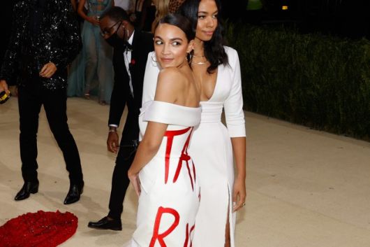 알렉산드리아 오카시오-코르테스 미국 민주당 하원의원이 2021년 9월12일 ‘부자 과세’가 적힌 드레스를 입고 메트 갈라 행사에 참석하고 있다. [AP=연합]