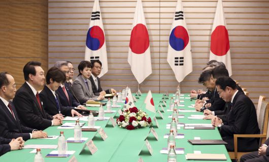 16일 오후 일본 도쿄 총리 관저에서 열린 한일 확대 정상회담에서 기시다 후미오 총리가 윤석열 대통령 발언을 들은 뒤 인사하고 있다. [연합]
