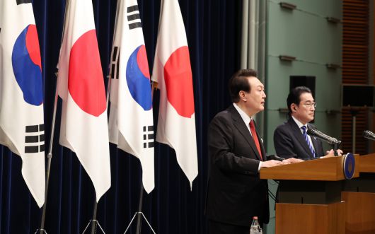 1박2일 일정으로 일본을 방문한 윤석열 대통령이 16일 오후 일본 도쿄 총리 관저에서 기시다 후미오 일본 총리와 한일 확대정상회담을 마친 뒤 공동 기자회견에서 발언하고 있다. [연합]