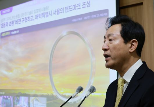 오세훈 서울시장이 9일 서울 중구 시청 브리핑실에서 '그레이트 한강(한강르네상스 2.0 프로젝트)' 기자설명회에 참석해 대관람차 '서울링(Seoul Ring)'에 대해 설명하고 있다. [연합]