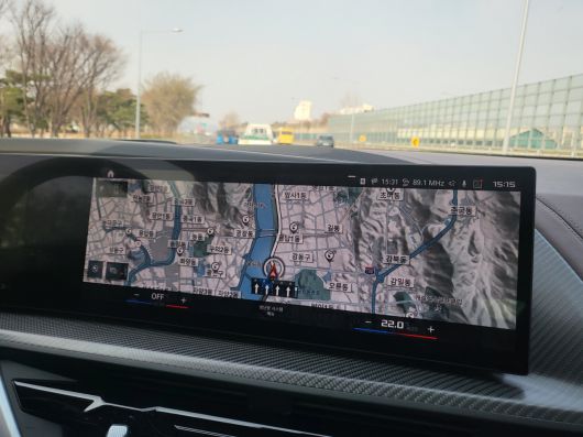 BMW ‘뉴 XM’ 내비게이션, 시인성이 다소 떨어진다. [김지윤 기자]