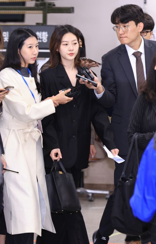 지난해 5월 음주운전을 하다 가로수와 변압기 등을 들이받은 사고를 낸 배우 김새론이 5일 오전 서울 서초구 서울중앙지법에서 열린 1심 선고공판에서 벌금 2천만원 선고를 받은 뒤 취재진 질문에 답하며 건물을 나서고 있다. [연합]