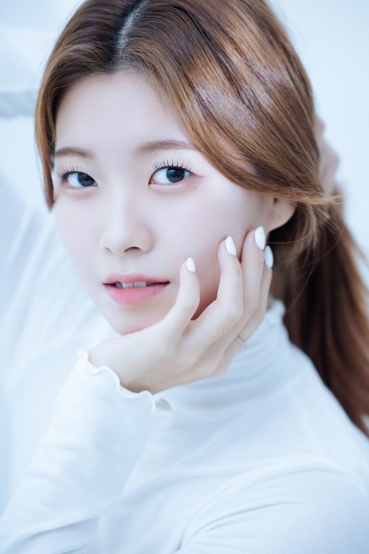 성민지는 전일 공식 팬카페를 통해 전한 손편지에서 "저를 좋아해 주시는 팬분들 덕분에 좋은 인연을 만나 톱스타엔터테인먼트의 가족이 됐다. 앞으로 성민지의 활동 많이 기대해 주시고 항상 보내주시던 사랑을 변함없이 보내주시기를 바란다"고 소감을 밝혔다.