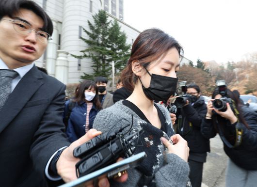 지난해 5월 음주운전을 하다 가로수와 변압기 등을 들이받은 사고를 낸 배우 김새론이 지난달 8일 오전 서울 서초구 서울중앙지법에서 열린 첫 번째 1심 공판을 마친 뒤 건물을 나서고 있다. [연합]