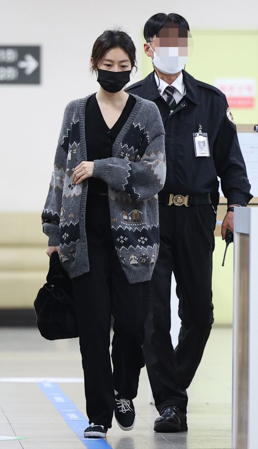 지난해 5월 음주운전을 하다 가로수와 변압기 등을 들이받은 사고를 낸 배우 김새론이 지난달 8일 오전 서울 서초구 서울중앙지법에서 열린 첫 번째 1심 공판에 출석하고 있다. [연합]