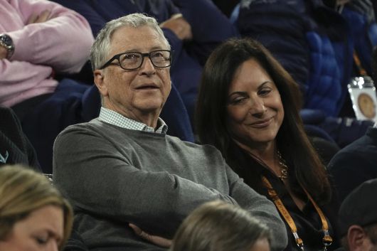 마이크로소프트(MS) 공동창업자 빌 게이츠가 16일(현지시간) 미국 캘리포니아주 인디언웰스에서 개최된 남자프로테니스(APT) 투어 BNP 파리바오픈에서 펠릭스 오제 알리아심(캐나다)과 카를로스 알카라스(스페인)의 경기를 지켜보고 있다. [연합]