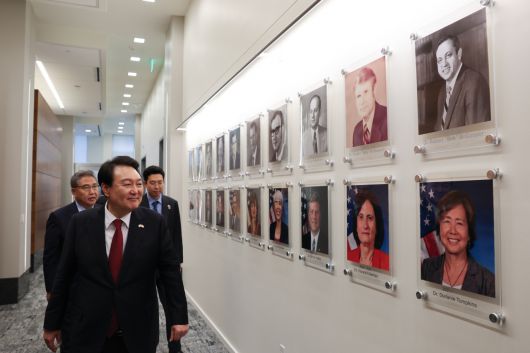 미국을 국빈 방문 중인 윤석열 대통령이 27일(현지시간) 워싱턴DC 인근의 미 국방고등연구계획국(DARPA)을 방문, 역대 DARPA 국장들의 사진을 살펴보고 있다. [연합]