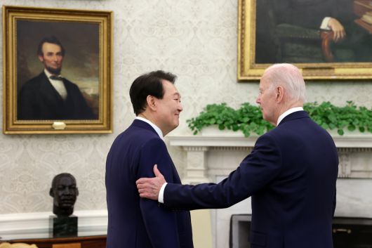 미국을 국빈 방문한 윤석열 대통령과 조 바이든 미국 대통령이 지난달 26일(현지시간) 워싱턴DC 백악관 오벌오피스에서 한미 정상 소인수회담을 하고 있다. [연합]