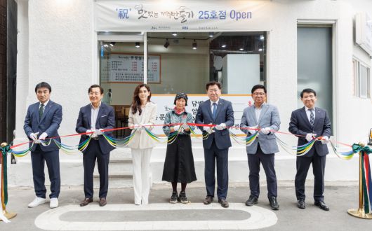 3일 제주시 동문로 소재 맛있는 제주만들기 25호점 동문 칼국수가 재개장했다. 재개장 컷팅식을 진행하고 있다. 왼쪽부터 JIBS 이용탁 사장, JIBS 신언식 회장, 호텔신라 이부진 사장, 맛있는제주만들기 25호점 이윤지 식당주, 제주특별자치도 오영훈 도지사, 제주특별자치도 김경학 도의회 의장, 제주특별자치도 강동원 도민안전건강실장