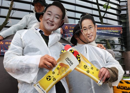 기시다 후미오 일본 총리의 방한을 하루 앞둔 6일 서울 일본대사관 앞에서 시민단체 환경보건시민센터 회원들이 후쿠시마 원전오염수 해양투기에 반대하며 기자회견을 열고 퍼포먼스를 하고 있다. [연합]