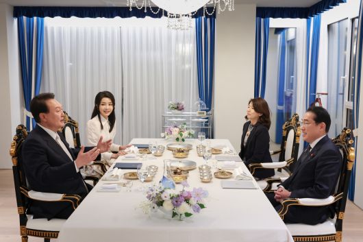 윤석열 대통령 부부와 한국을 찾은 기시다 후미오 일본 총리 부부가 7일 서울 용산구 한남동 관저에서 만찬을 하고 있다. [연합]