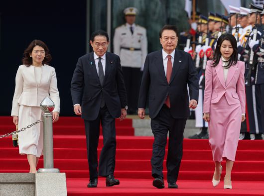 윤석열 대통령과 김건희 여사, 기시다 후미오 일본 총리와 유코 여사가 7일 서울 용산 대통령실에서 열린 공식 환영식에서 함께 연단으로 향하고 있다. [연합]