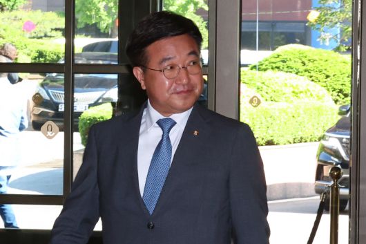 기시다 후미오 일본 총리가 방한 중인 가운데 8일 오전 한일의원연맹 간사장인 더불어민주당 윤호중 의원이 기시다 총리와 면담하기 위해 서울 중구 롯데호텔을 방문하고 있다. [연합]