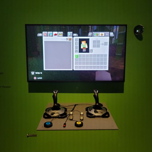 마인크래프트, 2011, 비디오게임 소프트웨어, 뉴욕현대미술관 소장, Mojang 기증, 2013. 장애인도 게임을 할 수 있도록 접근성 보조기기가 설치됐다. [이한빛 기자]