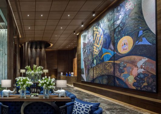 태국 민관 협력 방콕 아트투어의 허브역할을 맡고 있는 137필라스 스위트 & 레지던스 방콕 로비엔, 2014년 태국 국민 예술가로 선정된 판야 비진타나사 작가의 '상서로운 길' 작품이 한쪽 벽면을 가득 채우고 있다.