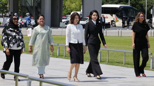 김건희 여사가 21일 일본 히로시마 평화기념공원에서 기시다 유코 일본 총리 부인 및 G7 참관국 정상 영부인들과 함께 원폭 희생자 위령비에 헌화하기 위해 이동하고 있다. [연합]