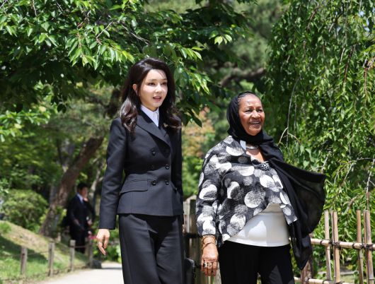 윤석열 대통령과 함께 일본을 방문 중인 김건희 여사가 21일 히로시마의 대표적 정원인 슈케이엔에서 열린 G7 정상회의 공식 배우자 프로그램에 참석해 코모로 대통령의 부인과 함께 걷고 있다. [연합]