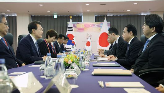 G7 정상회의 참관국 자격으로 일본을 방문 중인 윤석열 대통령이 기시다 후미오 일본 총리와 21일 히로시마 평화기념공원 국제회의장에서 한일 정상회담을 하고 있다. [연합]