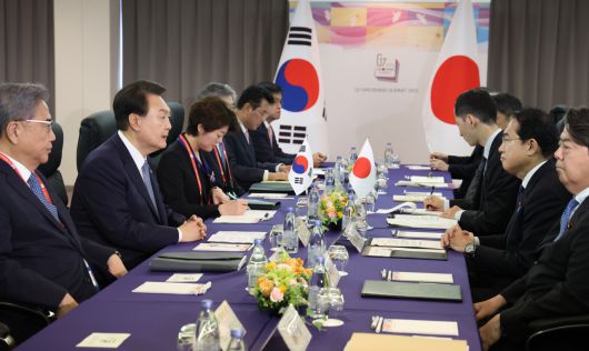 G7 정상회의 참관국 자격으로 일본을 방문 중인 윤석열 대통령이 21일 히로시마 평화기념공원 국제회의장에서 열린 기시다 후미오 일본 총리와의 정상회담에서 발언하고 있다. [연합]