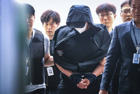 대구공항에 착륙 중인 항공기의 비상 출입문을 연 이모씨가 28일 오후 대구지방법원에서 열린 구속 전 피의자 심문(영장실질심사)에 출석하고 있다. [연합뉴스]