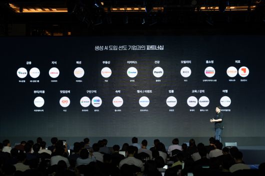 31일 열린 생성 AI 컨퍼런스 ‘GAA 2023(Generative AI Asia 2023)’에서 키노트를 진행 중인 이세영 대표. 뤼튼테크놀로지스의 파트너사들을 소개하고 있다. [뤼튼테크놀로지스 제공]