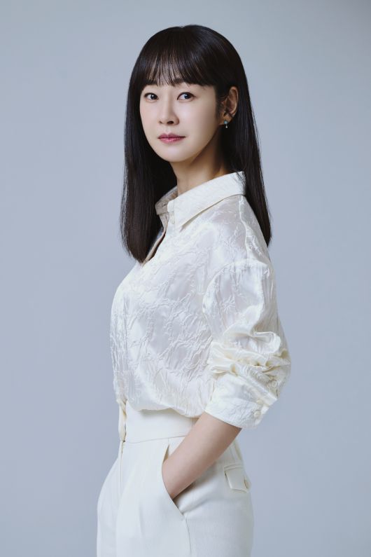 명세빈은 “결말에 대해서도 만족한다. 병원 경영에 도전하는 승희도 자체 성장하지 않나? 마지막에도 승희 자체의 변곡점이 나왔다”고 했다. 정숙을 좋아하는 미남 의사 ‘로이 킴’(민우혁)에게 한마디 해달라는 부탁에는 “정신 차려”라고 단문으로 답했다.