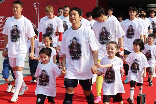 축구 국가대표 출신 박주호가 지난 6일 경기도 수원종합운동장에서 수원FC와 울산 현대 경기에 앞서 열린 은퇴식에 자녀들과 함께 참석해 있다. [연합]