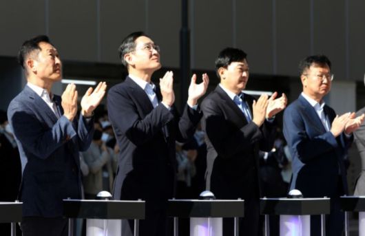 이재용(왼쪽에서 두 번째) 삼성전자 회장이 인천 연수구 삼성바이오로직스 송도캠퍼스에서 열린 삼성바이오로직스 제4공장 준공식에 참석해 준공 상황을 바라보고 있다. [삼성전자 제공]