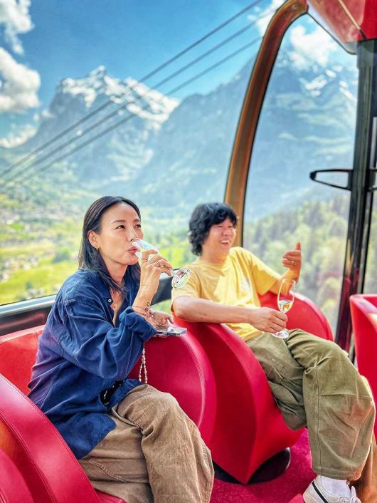 이들 부부는 융프라우로 가는 관문인 인터라켄에서 머물며, 화창하게 맑은 날을 골라 새하얀 만년설의 융프라우 정상으로 향했다.