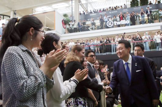 국제박람회기구(BIE) 총회 참석차 프랑스를 방문 중인 윤석열 대통령이 20일(현지시간) 파리의 스타트업 캠퍼스 ‘스테이션 에프(F)’에서 열린 한-프랑스 미래 혁신 세대와의 대화에 입장하고 있다. [연합]