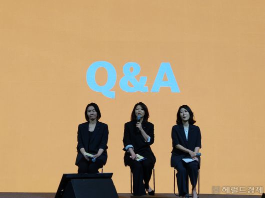 5일 서울 중구 더 플라자 호텔에서 열린 한국맥도날드 창립 35주년 기념 기자간담회에서 김기원(가운데) 대표 등 한국맥도날드 임원들이 취재진의 질의에 답하고 있다. 한국맥도날드의 여성 임원 비율은 국내 500대 기업 평균인 6.3%의 약 8배에 달하는 47%나 된다. 김희량 기자