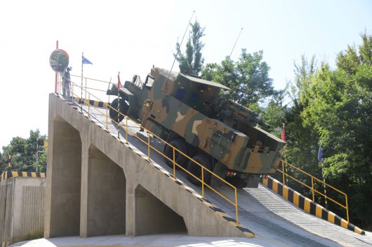 지난 5일 경남 창원에 위치한 한화에어로스페이스 창원 제3공장 성능시험장에서 출고를 앞 둔 K105A1, 풍익이 60%경사로 등판과 제동 시험을 하고 있다.[한화에어로스페이스 제공]