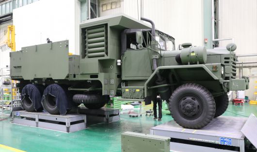 한화에어로스페이스 창원 제3공장에서 제작되고 있는 풍익.K721 제독차 차체를 기반으로 상부의 탄약적재함과 포신을 탑재하는 작업을 하고 있다.[한화에어로스페이스 제공]