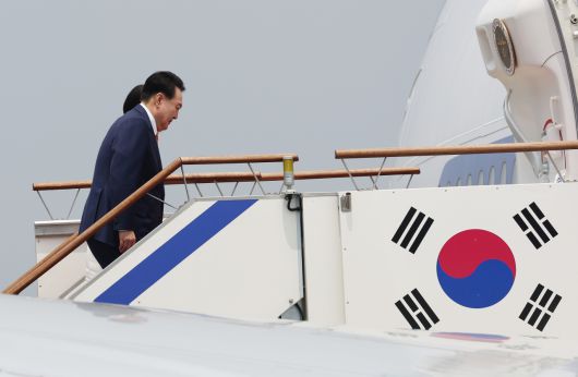 윤석열 대통령과 김건희 여사가 리투아니아에서 열리는 북대서양조약기구(NATO.나토) 정상회의 참석과 폴란드 방문을 위해 10일 성남 서울공항에 도착, 공군 1호기에 오르고 있다. [연합]