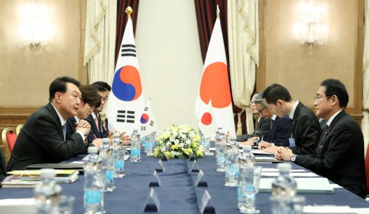 북대서양조약기구(NATO·나토) 정상회의 참석차 리투아니아를 방문 중인 윤석열 대통령이 12일 빌뉴스 한 호텔에서 기시다 후미오 일본 총리와 한일 정상회담을 하고 있다. [연합]