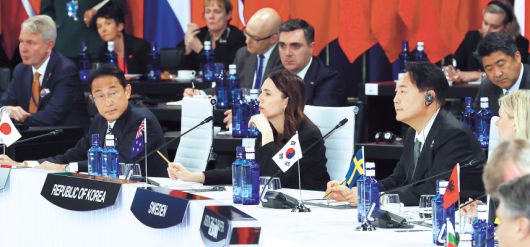 지난해 6월 29일 스페인 마드리드 이페마(IFEMA) 컨벤션센터에서 열린 북대서양조약기구(NATO·나토) 동맹국·파트너국 정상회의에 참석한 윤석열 대통령과 기시다 후미오 일본 총리. 두 정상은 12일 리투아니아 빌뉴스에서 한일 정상회담을 갖는다. [연합]