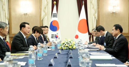 북대서양조약기구(NATO·나토) 정상회의 참석차 리투아니아를 방문 중인 윤석열 대통령이 12일 빌뉴스 한 호텔에서 기시다 후미오 일본 총리와 한일 정상회담을 하고 있다. [연합]