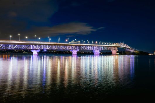 설을 축하하며 불밝힌 오클랜드 다리