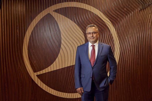 터키항공 엠블럼 앞에 선 볼랏 회장