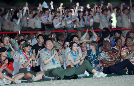 윤석열 대통령과 김건희 여사가 2일 오후 전북 부안 새만금 부지에서 열린 '2023 새만금 제25회 세계스카우트잼버리' 개영식에서 대한민국 기수가 입장하자 박수를 보내고 있다. [연합]
