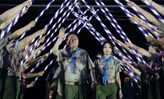 윤석열 대통령과 김건희 여사가 2일 오후 전북 부안 새만금 부지에서 열린 '2023 새만금 제25회 세계스카우트잼버리' 개영식에서 스카우트 최고의 예우를 표하는 장문례를 받으며 입장하고 있다. [연합]