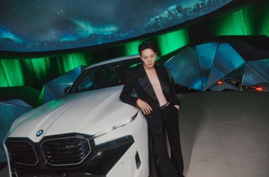 가수 지드래곤이 BMW 고성능 럭셔리 SUV ‘뉴 XM’ 옆에서 포즈를 취하고 있다. [BMW 코리아 제공]