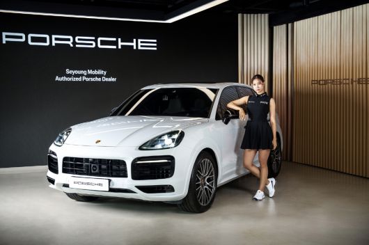 유현주 프로가 포르쉐 카이엔 옆에서 포즈를 취하고 있다. [세영모빌리티 제공]