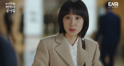 지상파에서 거절했던 드라마 이상한 변호사 우영우. KT가 결국 투자 케이블 채널과 OTT에서 방영, 큰 히트를 쳤다.